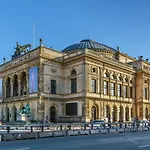 Large 4 Bedroom With Balcony & Bathtub In Cph شقة كوبنهاجن