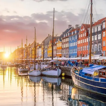 Large 4 Bedroom With Balcony & Bathtub In Cph * København
