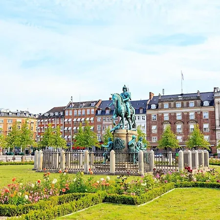 Large 4 Bedroom With Balcony & Bathtub In Cph