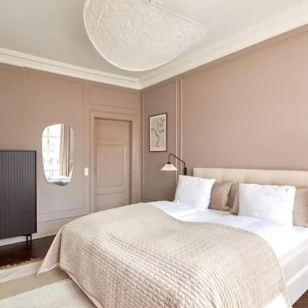 Large 4 Bedroom With Balcony & Bathtub In Cph * 코펜하겐