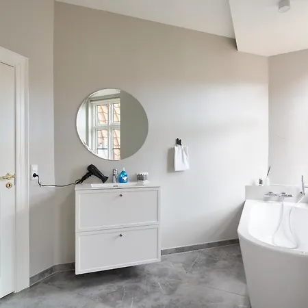 아파트 Large 4 Bedroom With Balcony & Bathtub In Cph 코펜하겐
