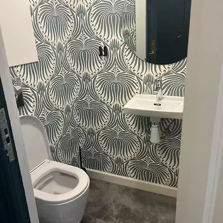 아파트 Large 4 Bedroom With Balcony & Bathtub In Cph 코펜하겐