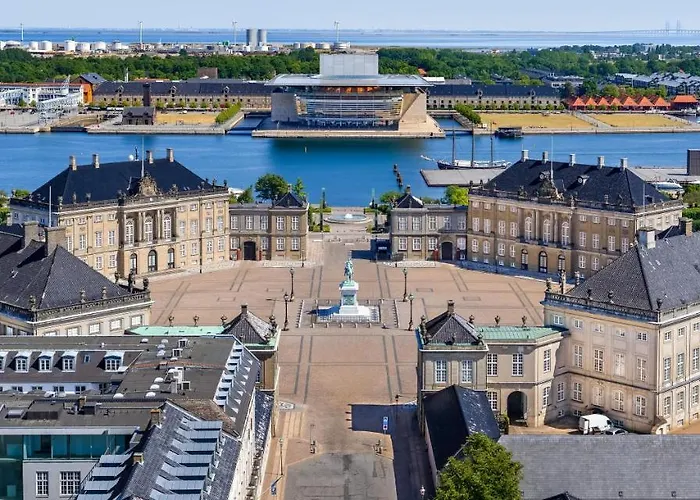 Large 4 Bedroom With Balcony & Bathtub In Cph *